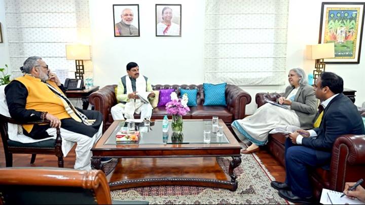 Chief Minister Dr. Yadav Visits Union Textiles Minister Shri Singh in New Delhi